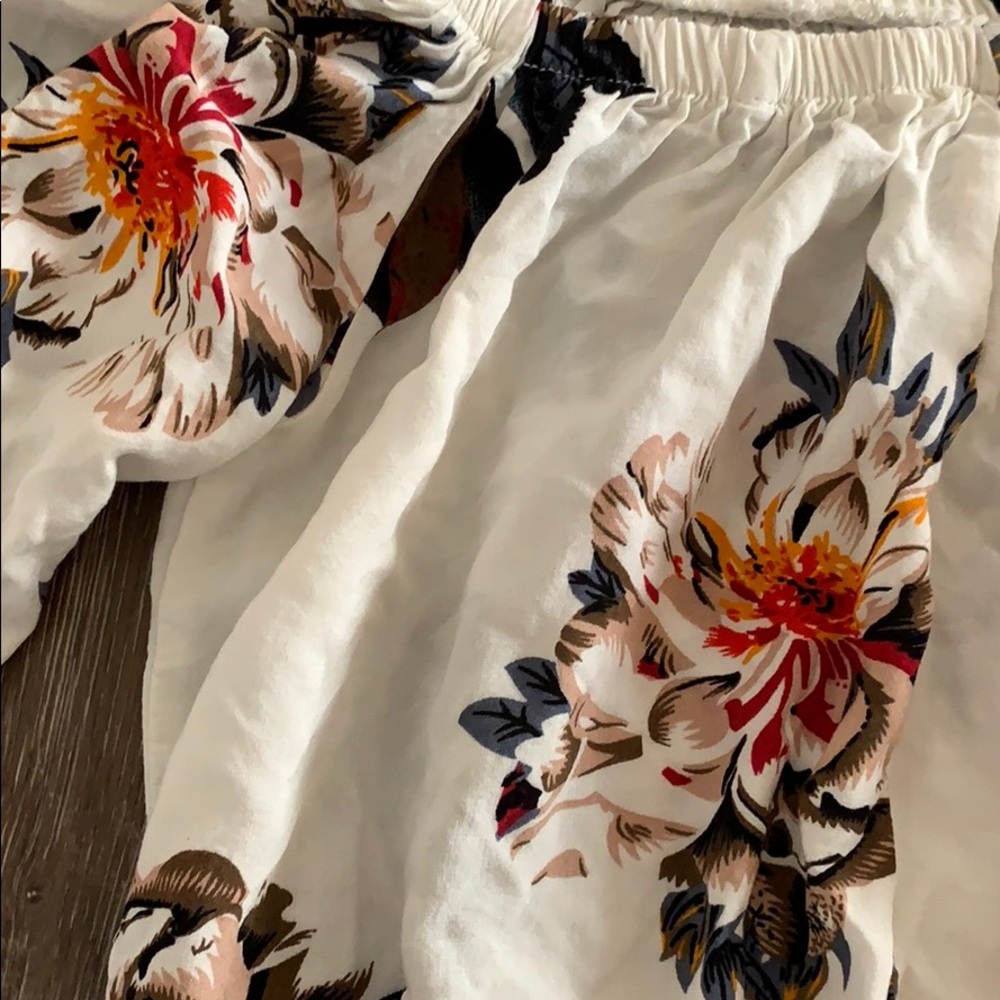 Over-shoulder flower top - Picture 2 of 2